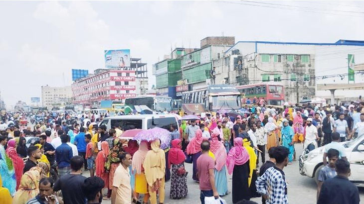 মহাসড়ক অবরোধ করে পোশাক শ্রমিকদের বিক্ষোভ