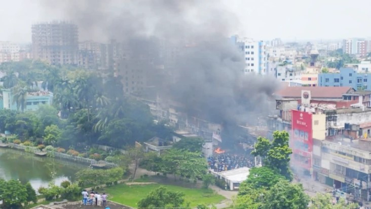 খুলনায় আ.লীগ অফিসে আগুন