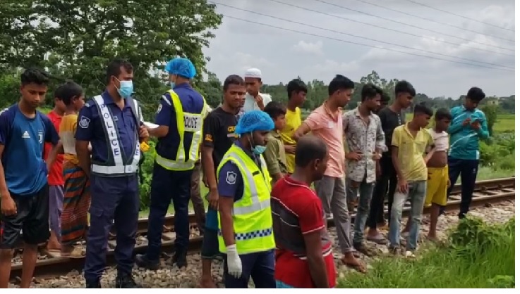 নরসিংদীতে ট্রেনে কাটা পড়ে ৫ জনের মৃত্যু