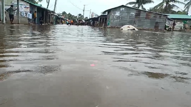 জোয়ারে তলিয়ে যাচ্ছে কক্সবাজার শহর  